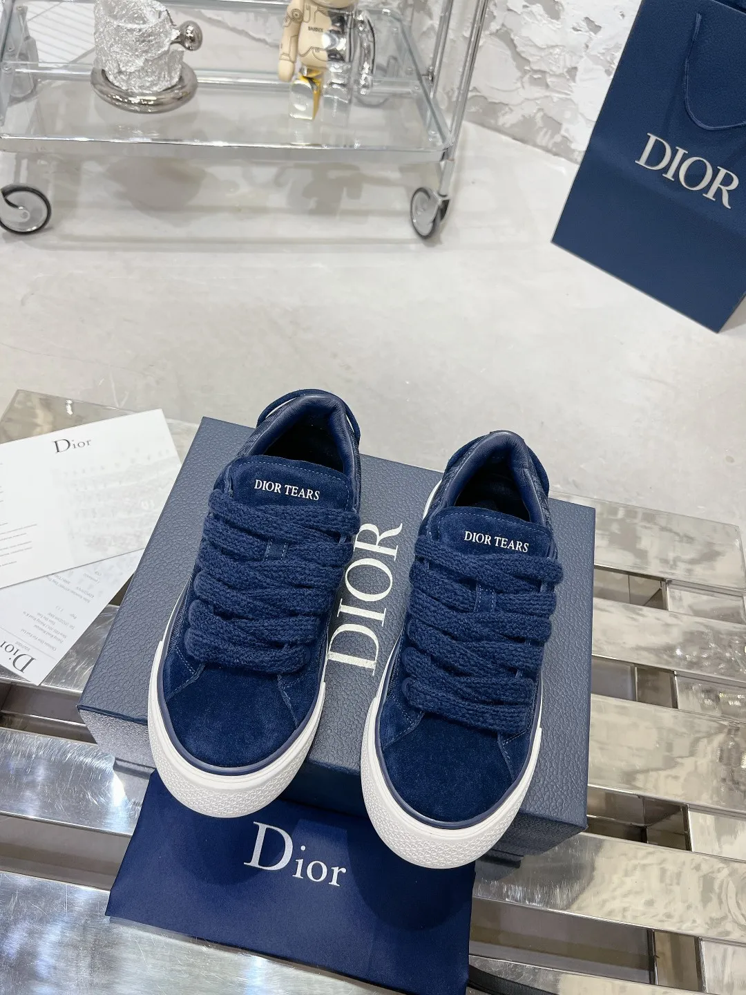 👟👟Ex-factory price P560👟👟 Women's shoe factory top version Dior B33 series! Casual sneakers for couples 👟 Purchased from the original, developed and made. Carefully crafted from Dior gray cow leather, decorated with tone-on-tone CD Diamond pattern canvas panels on the sides. The shoelace eyelets in the shape of CD Icon are clever and exquisite, and the two-color sole, tongue and heel are all decorated with special details, making it more refined. A very casual and versatile shoe. 🔘Fabric: Original customized calfskin + Oblique floral fabric 🔘Inner: Customized breathable lining 🔘Outsole: Original molded TPU combination outsole 🔘Sole thickness: 3CM 🔘Size: Women's size: 35-41 Male size: 38-46 (Female 41, Male 38, 46 customized, non-refundable)